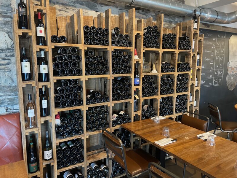 Un large choix de vins dans notre bar à vin