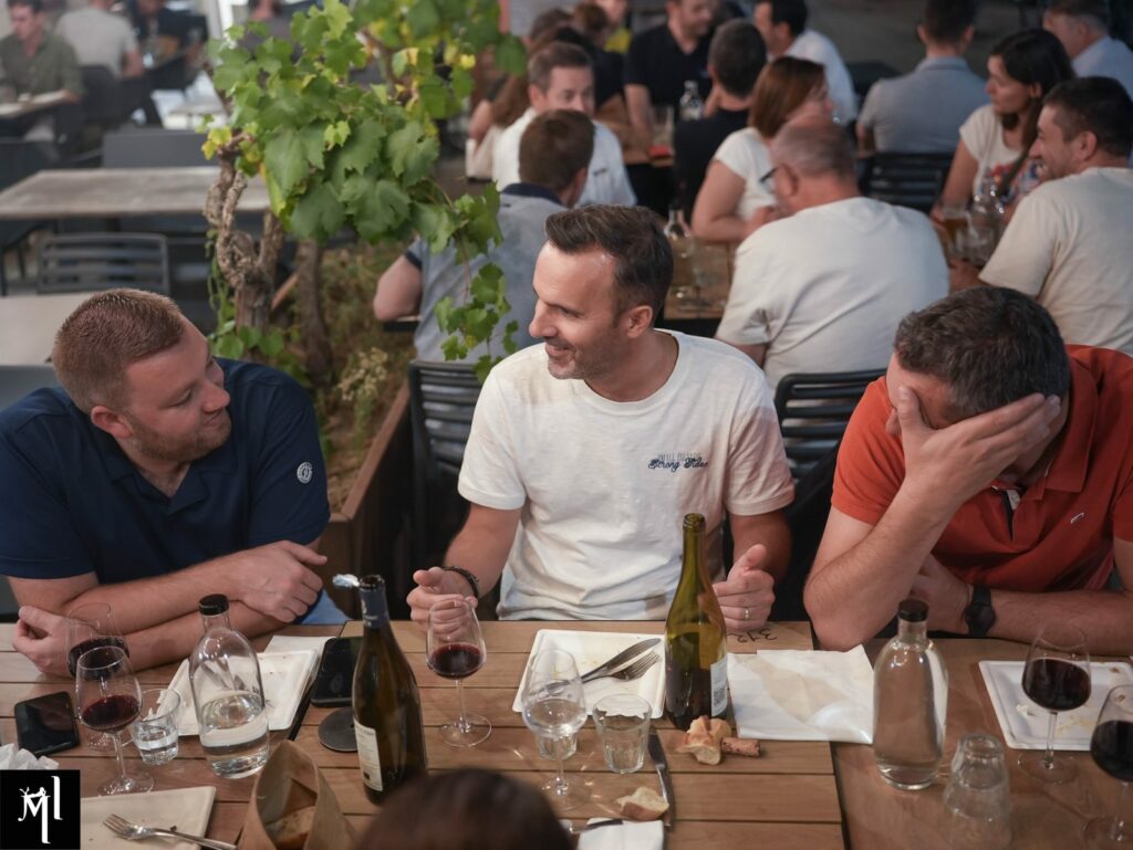 Photo d'une tablée en terrasse chez Avvinà à Angers, réservation en ligne jusqu'à 10 personnes