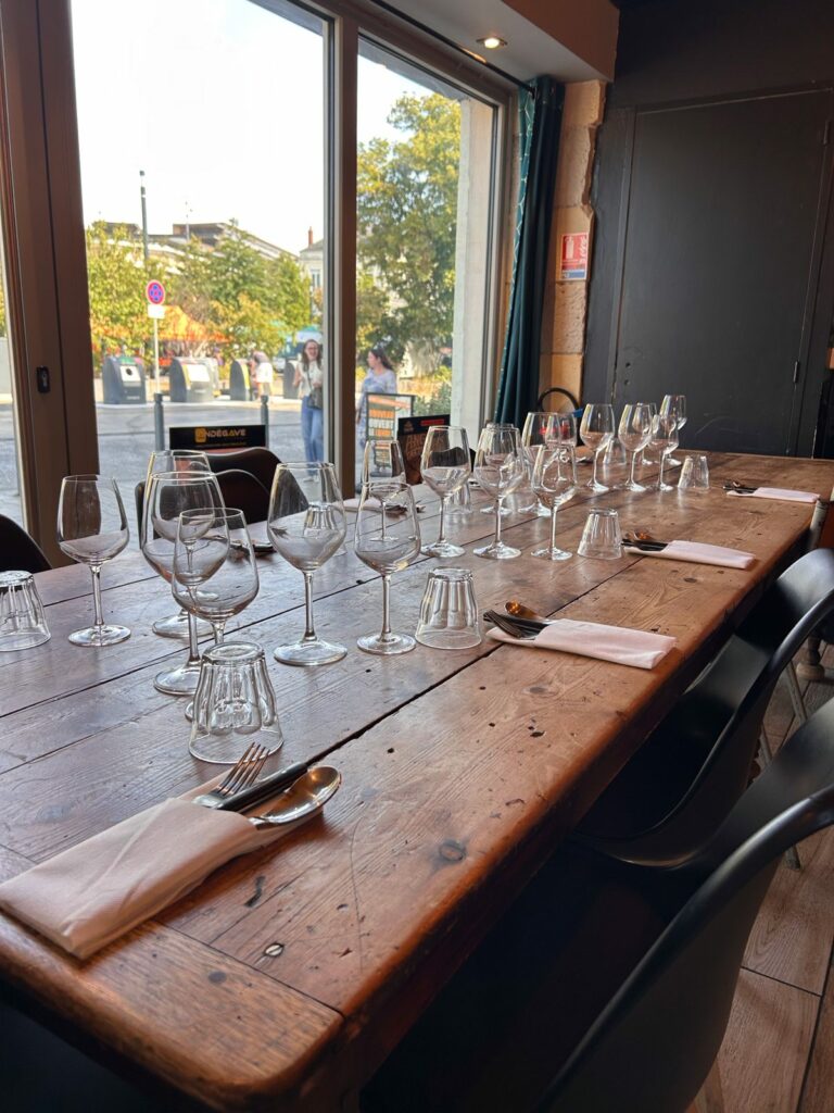 Photo de la table dressée dans la salle privative d'Avvinà à Angers, vue sur l'esplanade