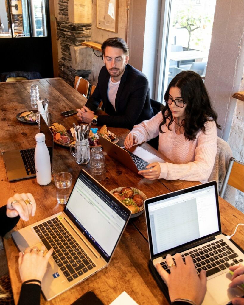Photo d'une réunion de travail dans la salle privative d'Avvinà, restaurant pour séminaire à Angers