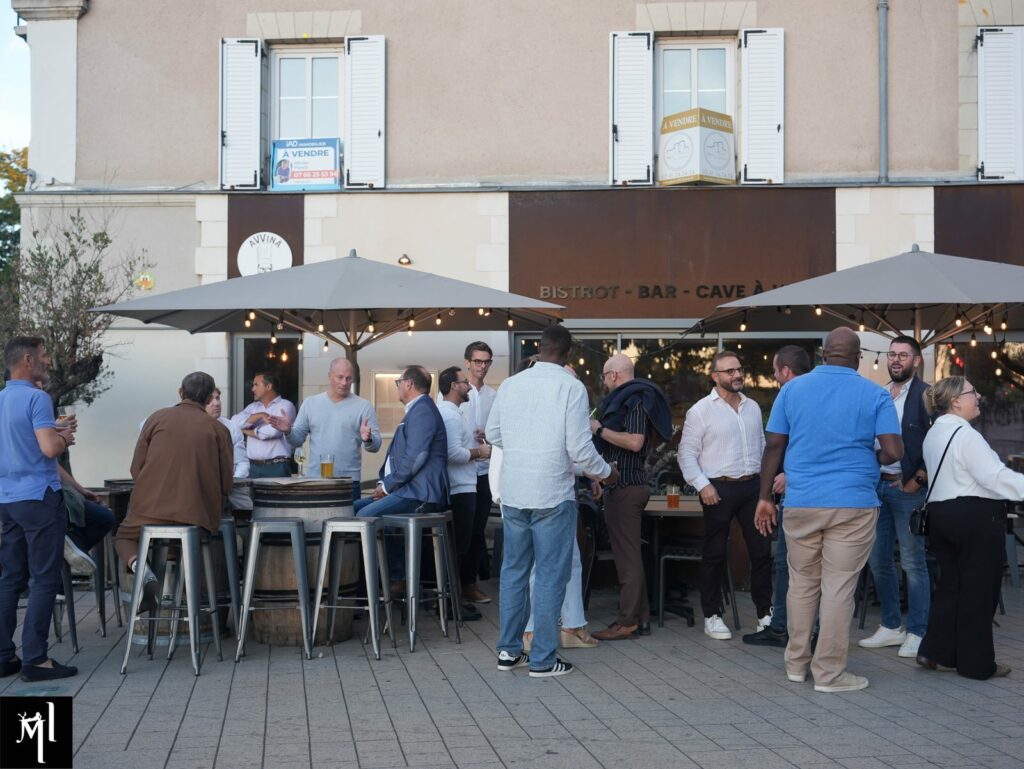 Photo d'un groupe sous les parasols de la terrasse d'Avvinà à Angers le soir, privatisation de terrasse