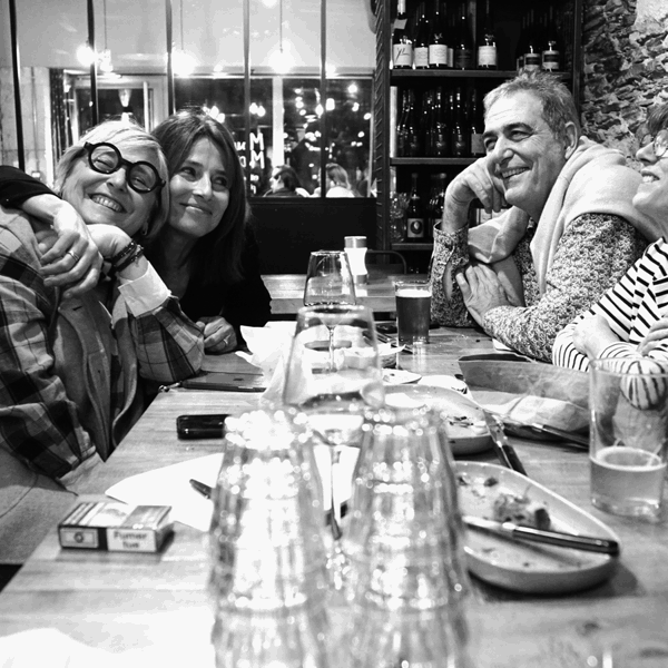Photos d'une soirée blindtest chez Avvinà, restaurant et bar à vin à Angers : l'animateur au micro, les équipes à table et sur la piste